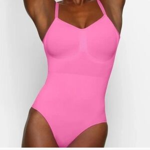 NWT Skims Seamless Sculpting Bodysuit (Flamingo Pink) - Skims